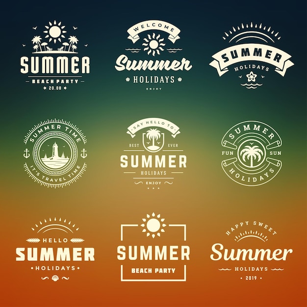 Vector zomervakantie etiketten en insignes retro ontwerpset. sjablonen voor wenskaarten, posters en kledingontwerp. strandvakantie logo's met palmbomen en zon iconen vector illustraties.