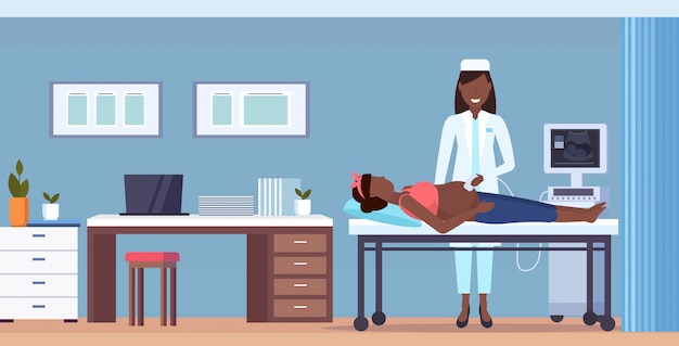 zwangere vrouw bezoekende arts die echografie foetus screening bij digitale monitor gynaecologie overleg gezondheidszorg concept moderne ziekenhuis kliniek interieur volledige lengte horizont