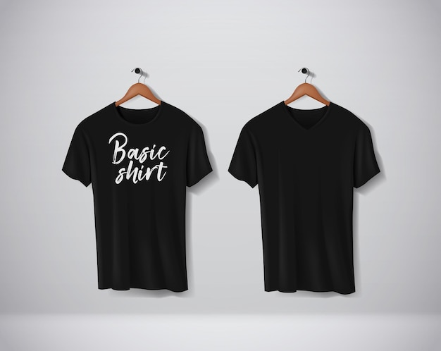 Vector zwarte t-shirts mockup kleding met letters een v en ronde hals hangend aan de muur