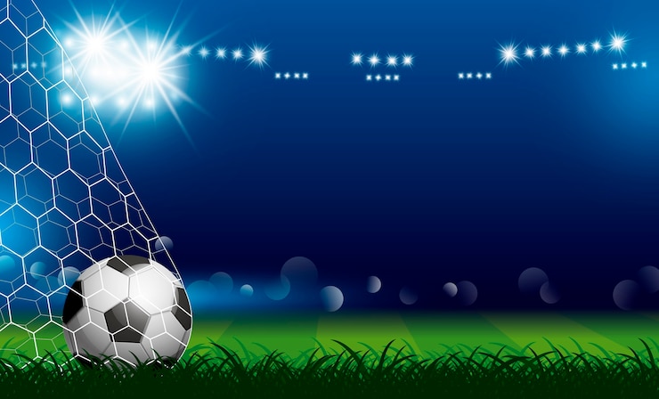 Spot ışığıyla çimlerdeki kalede futbol topu