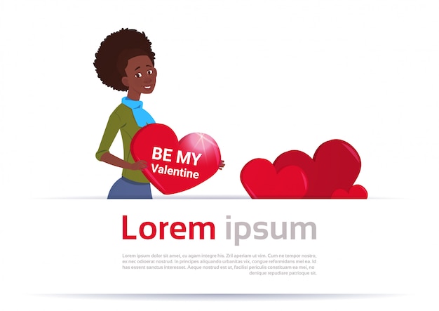 African American Woman Holding Heart Shape Na Białym Tle Z Miejsca Kopiowania Be My Valentine Card Concept