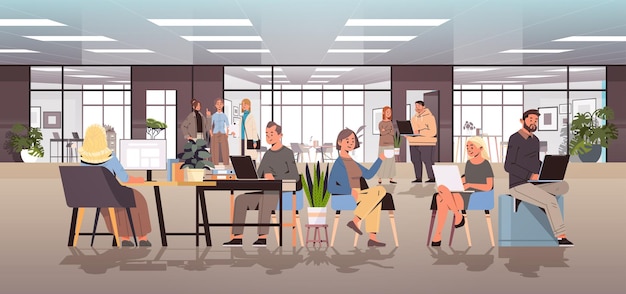 Biznesmeni omawiają podczas spotkania ludzi biznesu pracujących razem w nowoczesnej koncepcji pracy zespołowej w biurze