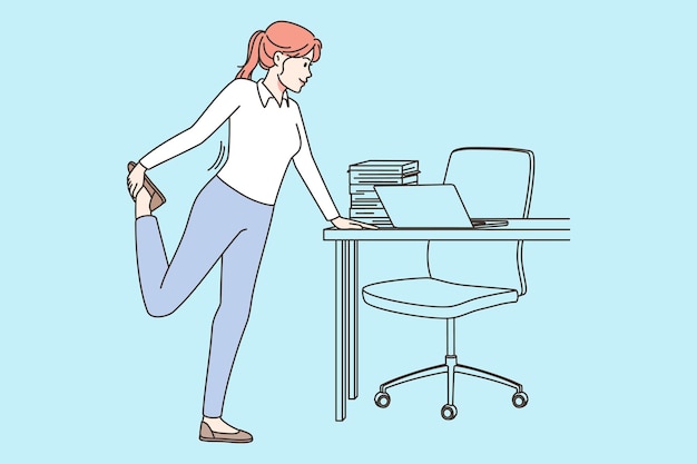 Businesswoman uprawia gimnastykę w miejscu pracy