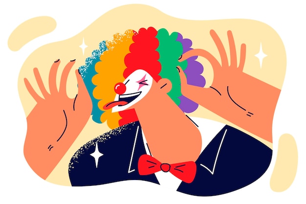 Clown Wystaje Język I Sprawia, że śmieszne Miny Publiczności śmieją Się Z Humorystycznego Przedstawienia Teatralnego