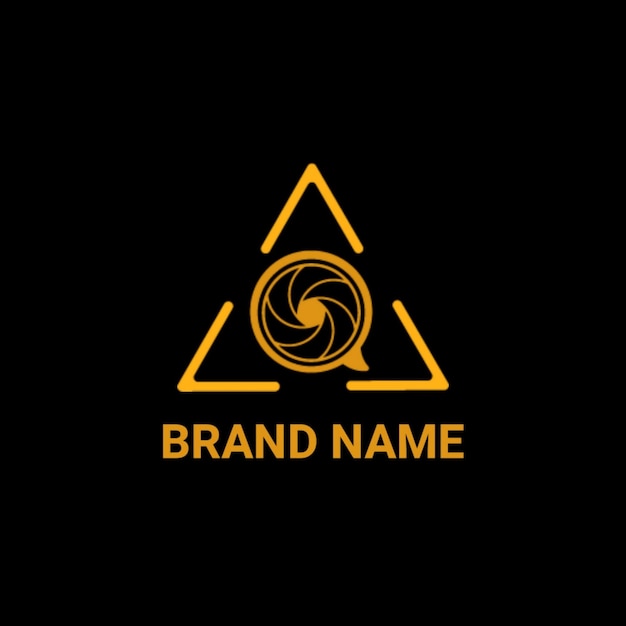 czarne tło z żółtym trójkątnym logo