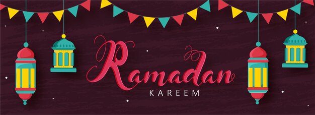 Czcionka Ramadan Kareem Z Wiszącymi Arabskimi Lampionami I Chorągiewkami