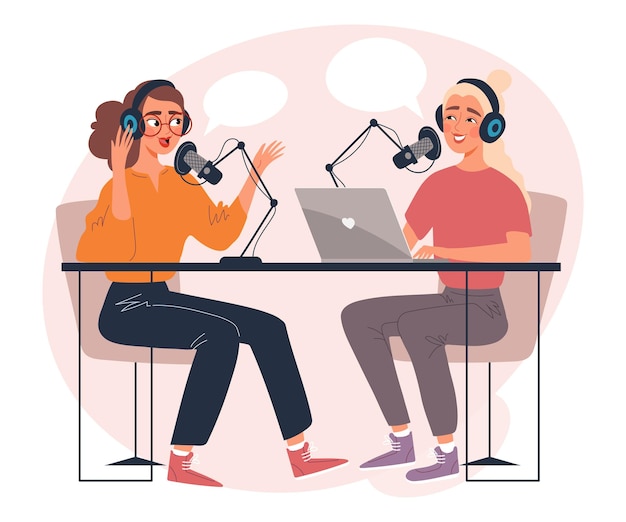 Dwie kobiety w słuchawkach nagrywają podcast Podcasterki rozmawiające do mikrofonów w studiu