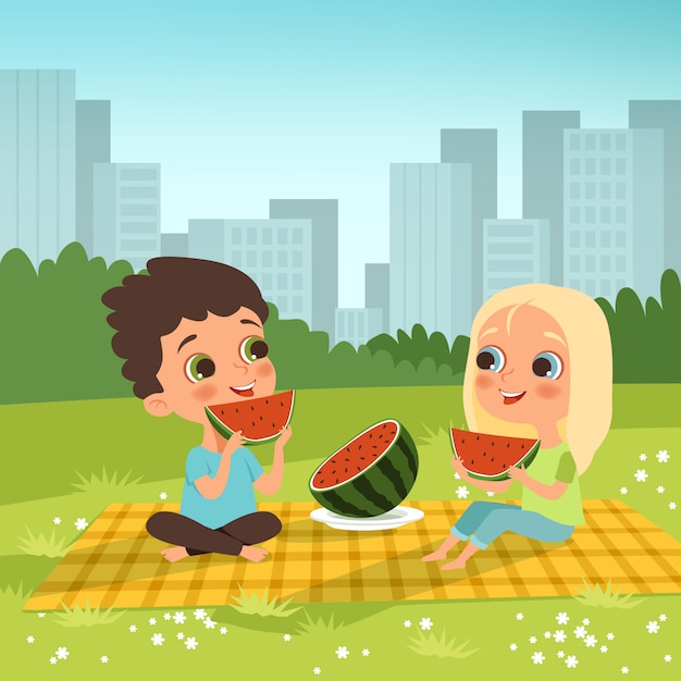 Dzieciaki Siedzą W Miejskim Ogrodzie I Jedzą Owoce.