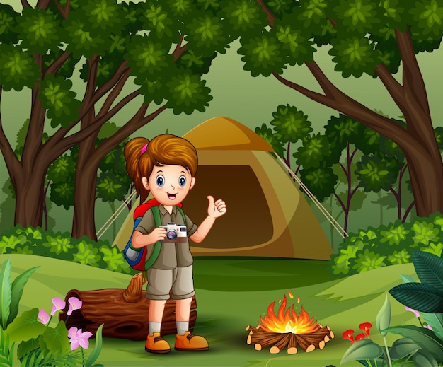 Dziewczyna badacz z harcerza jednolitym campingiem w lesie