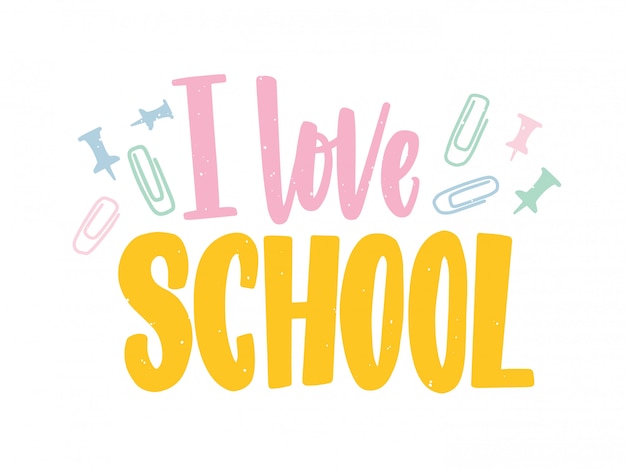 Fraza I Love School napisana kolorową kaligraficzną czcionką i ozdobiona rozrzuconymi spinaczami i pinezkami.