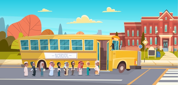 Grupa Arabskich Dzieci W Wieku Szkolnym Walking In Yellow Bus