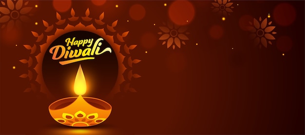 Happy Diwali Font z zapaloną lampą naftową (Diya) i zdobionym wzorem kwiatowym