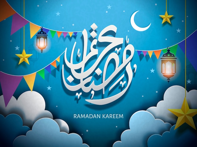 Kaligrafia Arabska Na Ramadan Kareem, Z Papierowymi Chmurami I Kolorowymi Flagami, Białe Słowa