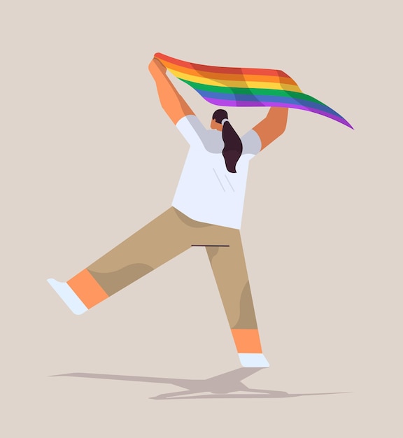 Plik wektorowy kobieta trzyma tęczową flagę lgbt gejów lesbijek miłość parada duma festiwal transpłciowa koncepcja miłości