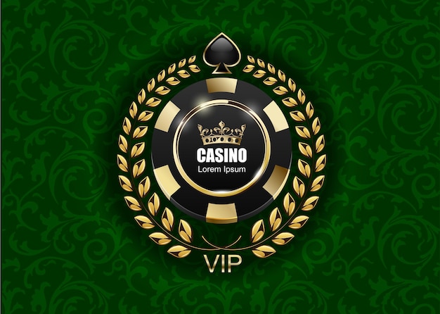 Koncepcja Logo Kasyna Vip Poker Luksusowy Czarny I Złoty Chip Wektor. Godło Królewskiego Klubu Pokerowego Z Koroną, Wieńcem Laurowym I łopatą Na Zielonym Tle Tkaniny W Kwiatowy Wzór