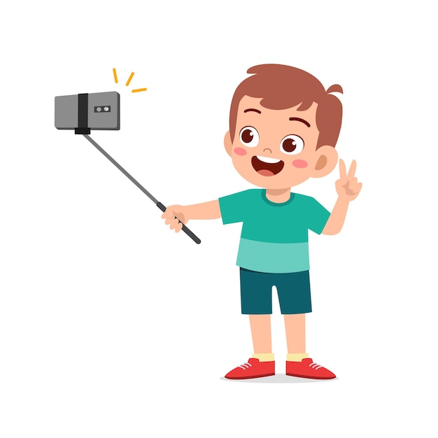 Ładny mały chłopiec dzieciak i selfie przed kamerą