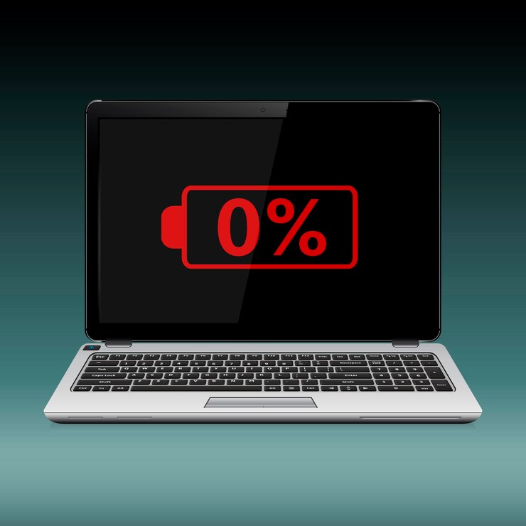 Laptop ze znakiem niskiego poziomu baterii na ekranie