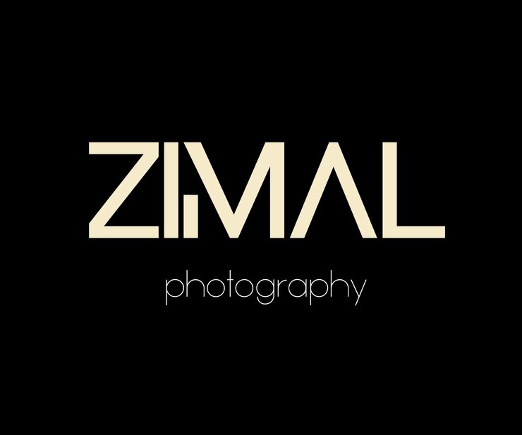 logo firmy o minimalnej nazwie z czarnym tłem