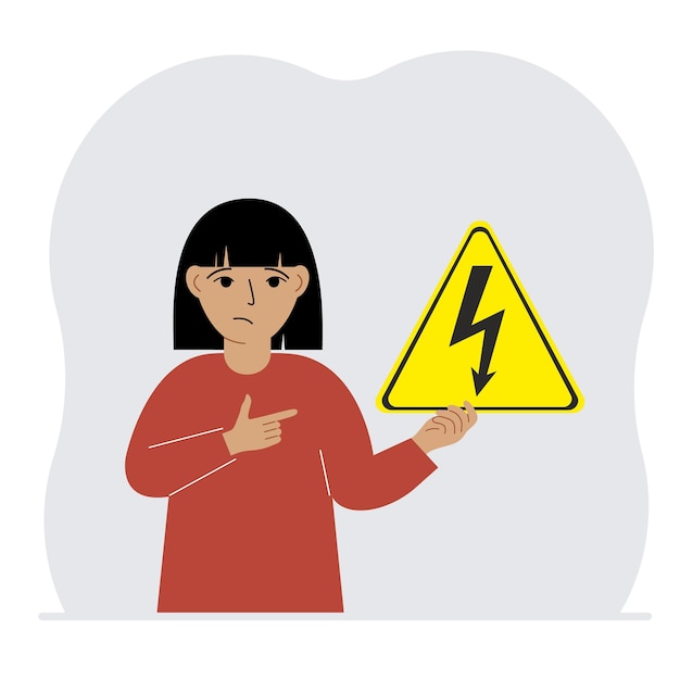 Plik wektorowy mała dziewczynka trzyma w ręku żółty znak ostrzegawczy z czarną błyskawicą pojęcie niebezpieczeństwa porażenia prądem lub wysokiego napięcia