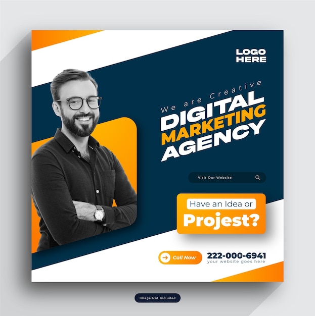 Mężczyzna w okularach stoi przed firmą reklamową.