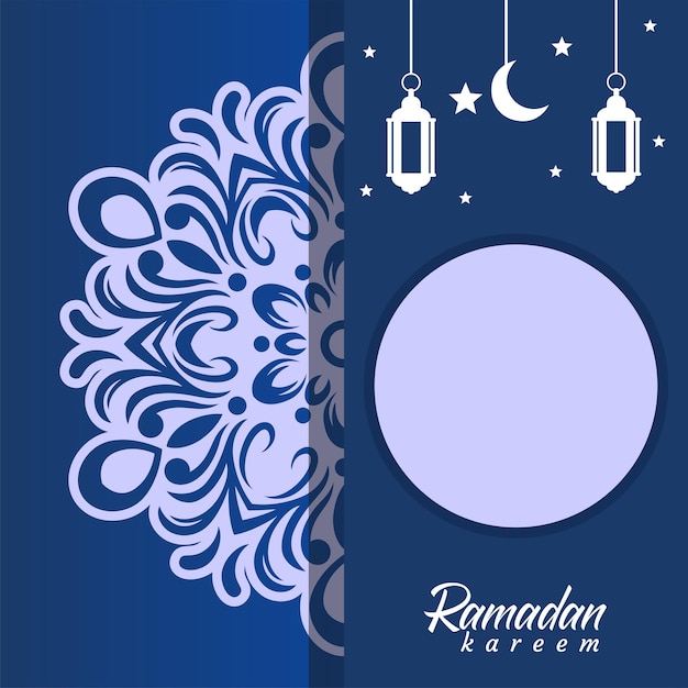 Niebiesko-biała Kartka Z Pozdrowieniami Z Ramadanu I Półksiężycem.