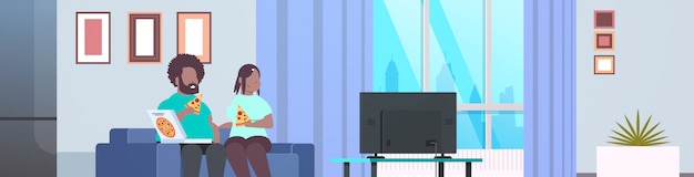 Para Jedzenia Pizzy Kobieta Mężczyzna Ogląda Telewizję, Siedząc Na Kanapie Niezdrowej Koncepcji Fast Food