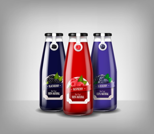 Plik wektorowy realistyczny zestaw szklanych butelek z makietą napoju jagodowego, malinowego i soku jagodowego na białym tle