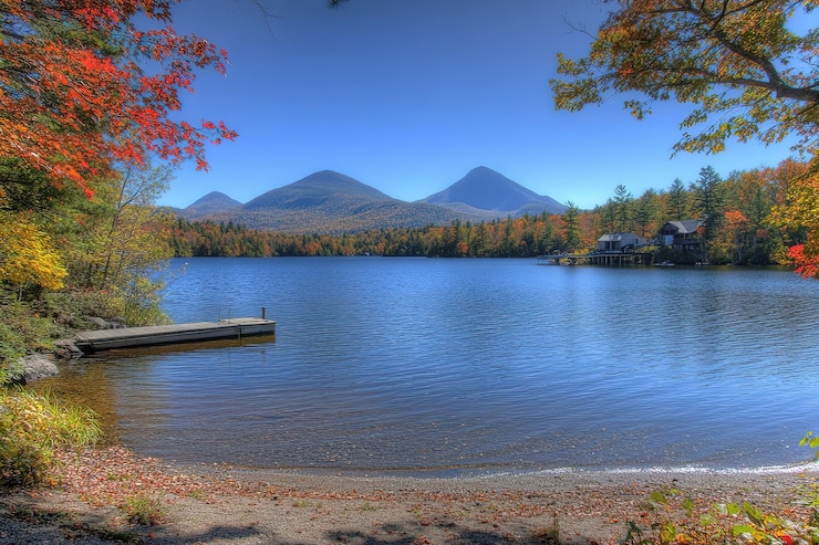 Wektor serene adirondack lake kei pristine waters majestic mountains tranquil escape usa sky calm fall