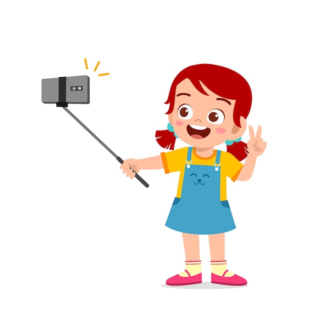 Śliczna Mała Dziewczynka Pozuje I Selfie Przed Kamerą