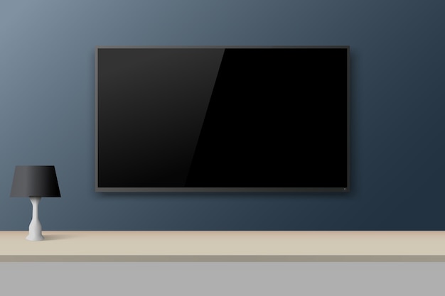 Smart TV na niebieskiej ścianie w salonie.