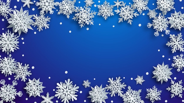 Świąteczna Ilustracja Białych Złożonych Papierowych Płatków śniegu Z Miękkimi Cieniami Na Niebieskim Tle