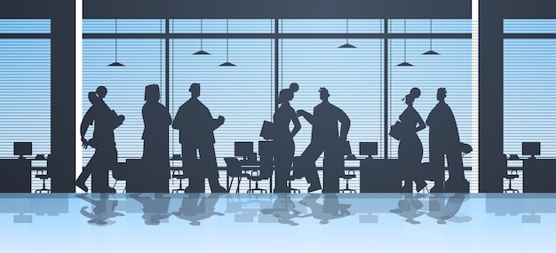 Plik wektorowy sylwetki przedsiębiorców pracujących w biurze grupa ludzi biznesu omawianie podczas spotkania koncepcji pracy zespołowej pełnej długości ilustracji