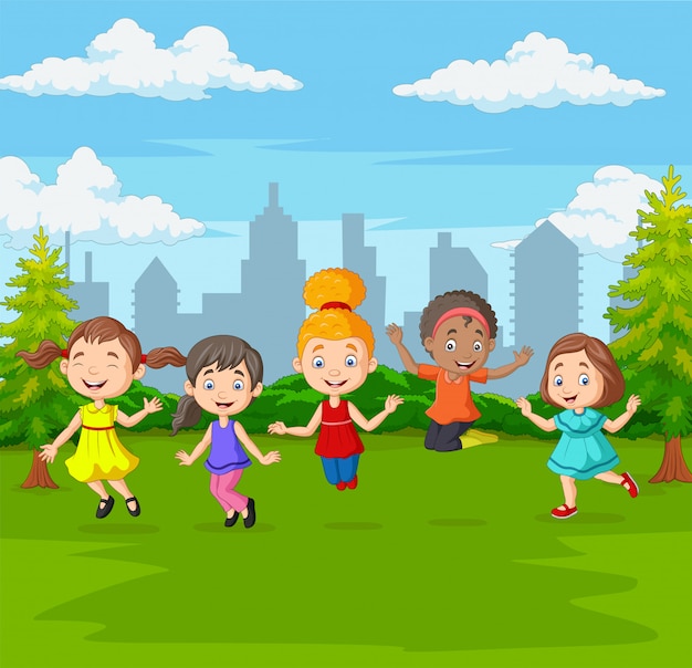 Szczęśliwi Dzieci Skacze W Zielonym Miasto Parku