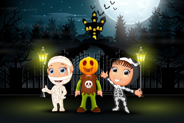 Plik wektorowy szczęśliwi dzieciaki jest ubranym halloween kostium outdoors przy nocą