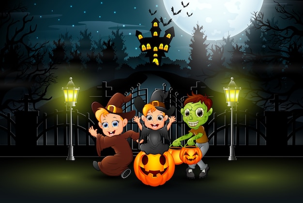 Szczęśliwi Dzieciaki Jest Ubranym Halloween Kostium Outdoors Przy Nocą