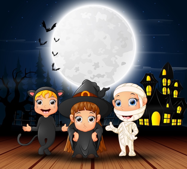 Szczęśliwi Halloween dzieci z strasznym domem