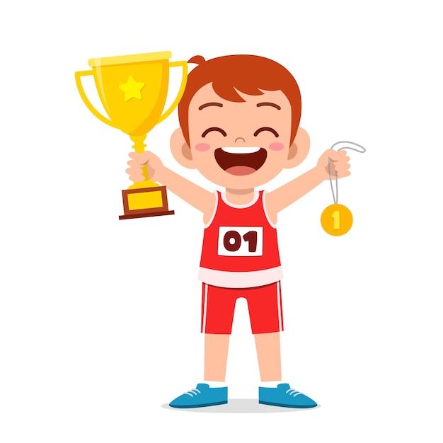 Szczęśliwy ładny mały chłopiec trzyma złoty medal i trofeum