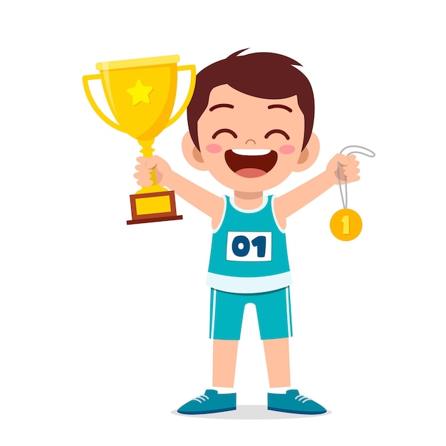 Szczęśliwy ładny mały chłopiec trzyma złoty medal i trofeum