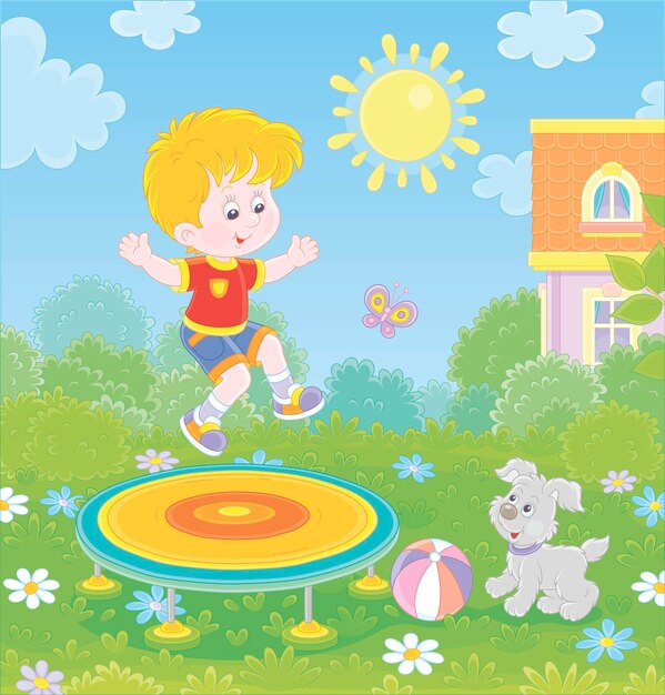 Szczęśliwy Mały Chłopiec Bawi Się Ze Swoim Małym Szczeniakiem I Skacze Na Zabawkowej Trampolinie Na Zielonym Trawniku Przed Domem