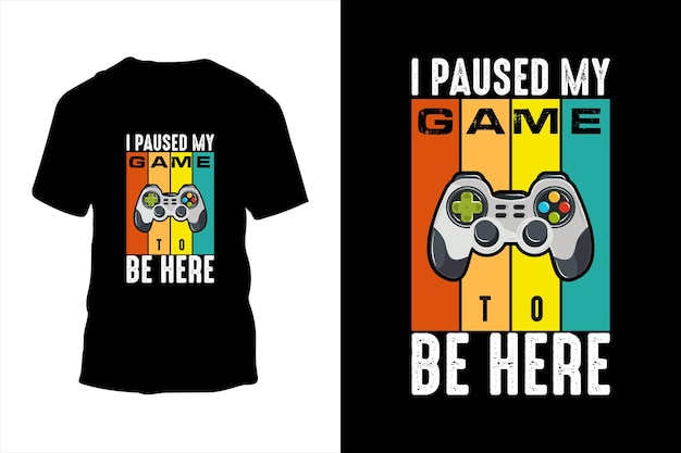 T-shirt gamingowy z czarną koszulką z napisem „Wstrzymuję grę i bądź tutaj”.