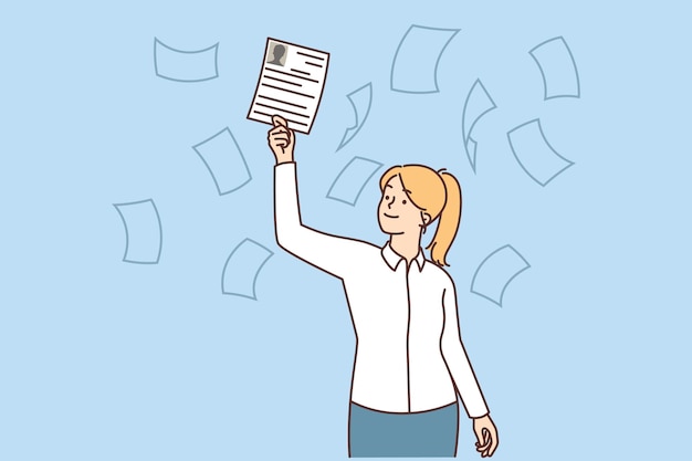 Uśmiechnięta bizneswoman łapie CV kandydata do pracy