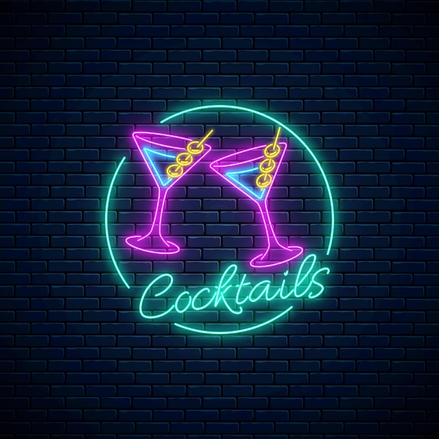 Znak Barowy Koktajle Neonowe. Logo Klubu Nocnego Karaoke Z Kieliszkami Koktajlu Alkoholowego.