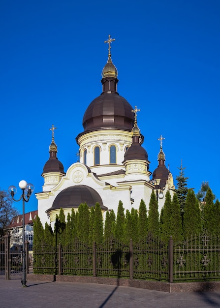 05.09.2021. Kropywnycki, Ukraina. Kościół katedralny Zwiastowania Najświętszej Maryi Panny w Kropywnyckim na Ukrainie, w słoneczny wiosenny poranek