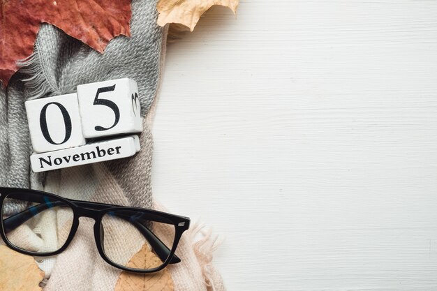 Zdjęcie 05 listopada w kalendarzu z białych kostek z listkami i okularami. leżał na płasko