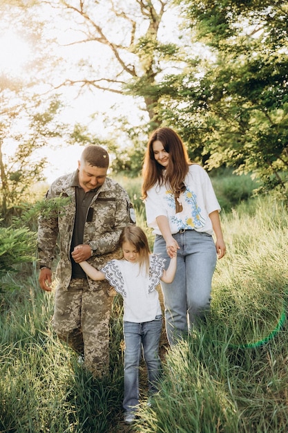 060622 Winnica Ukraina szczęśliwi rodzice spacerujący na łonie natury w ukraińskim parku żona i córka czekały na ojca z frontu wojskowego