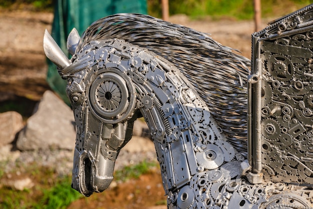 07.11.2020. Humaniu, Ukraina. Rzeźba konia w parku fantasy Nova Sofiyivka, Uman, Ukraina, w słoneczny jesienny dzień