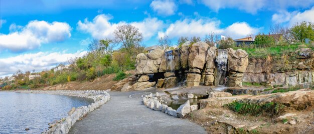 07.11.2020. Humaniu, Ukraina. Wodospad w Fantasy Park Nova Sofiyivka, Uman, Ukraina, w słoneczny jesienny dzień
