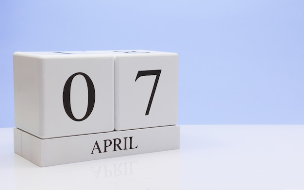 07 kwietnia. Dzień 07 miesiąca, dzienny kalendarz na białym stole z refleksji
