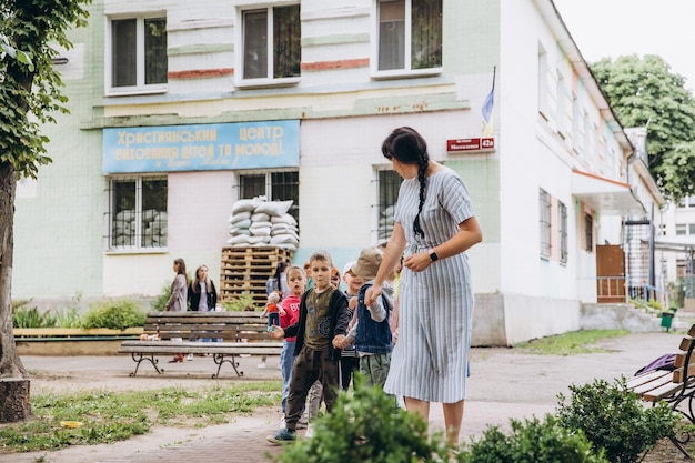 070722 Irpin Ukraina Wesołe i uśmiechnięte dzieci bawią się na placu zabaw w pobliżu przedszkola