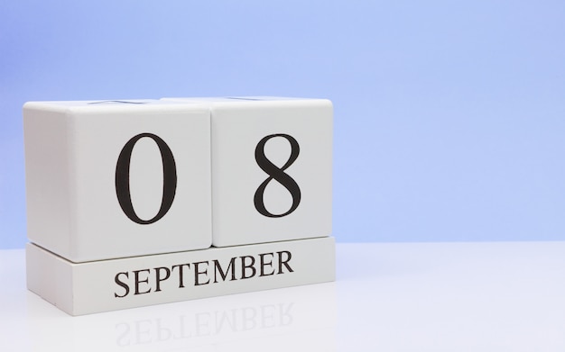 08 września. Dzień 8 miesiąca, dzienny kalendarz na białym stole z refleksji